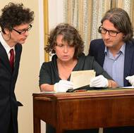 Po otevření historici materiál zkoumali. 