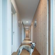 Chodba je pravou páteří domu. Propojuje prostory i obyvatele.