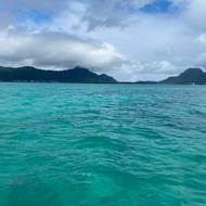 Tyrkysové moře je jedním z hlavních lákadel ostrova.