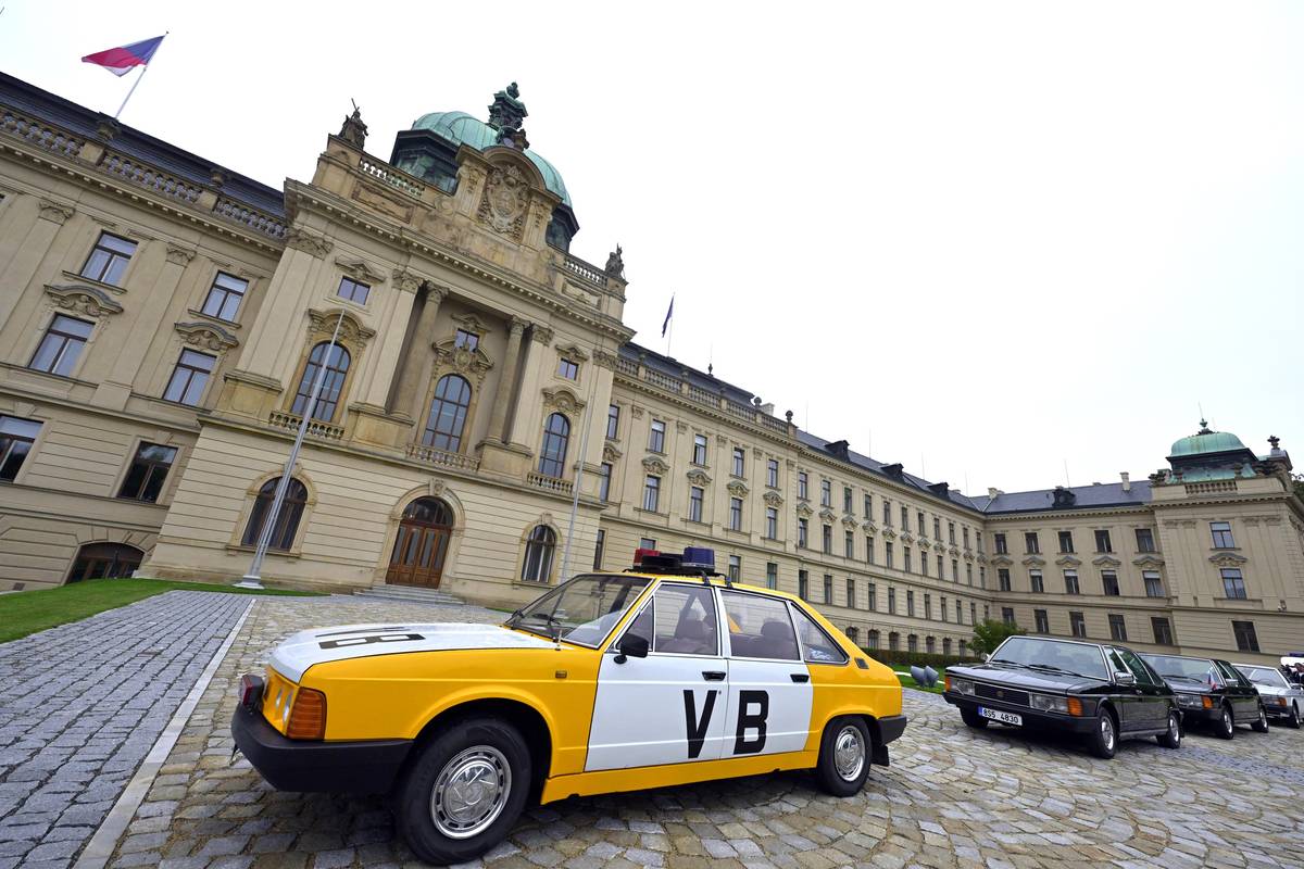 Výstava historických vozů se v zahradě Strakovy akademie u Vltavy koná letos potřetí.