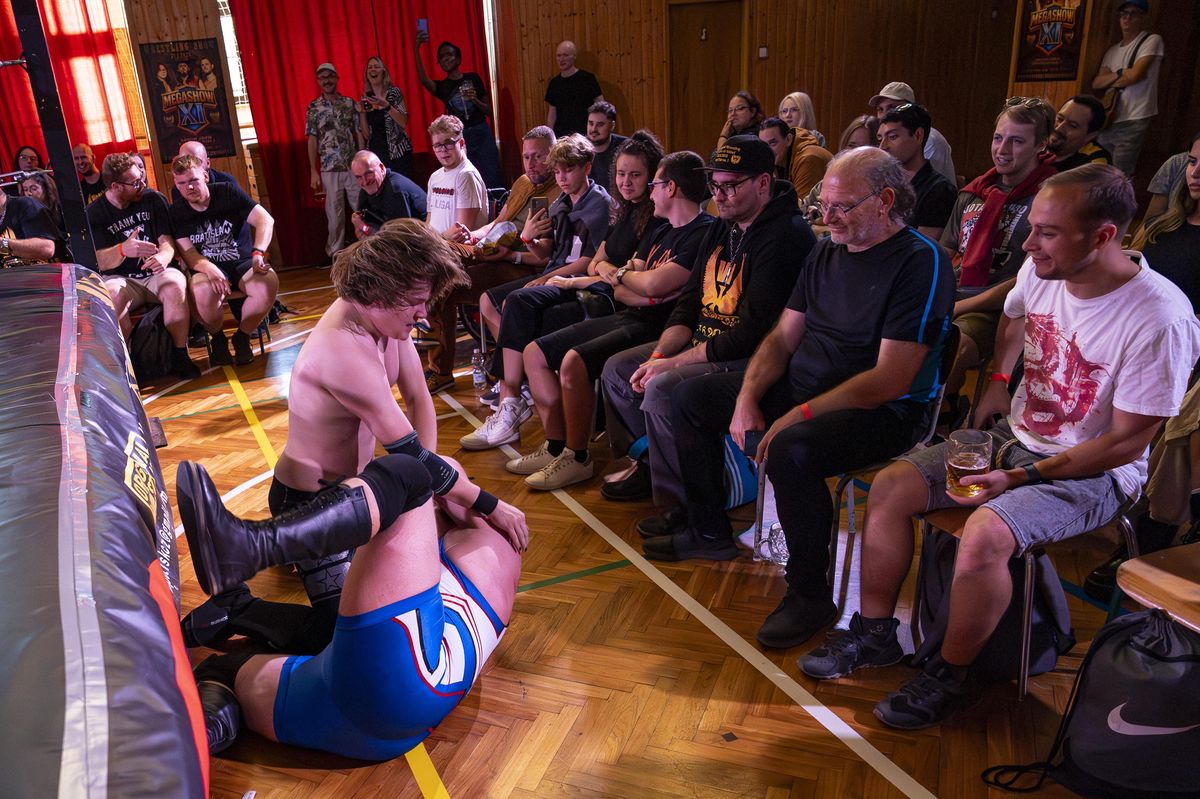 FOTO: Wrestling po Česku. Show zatím plní jen tělocvičny, i nacvičené rány bolí