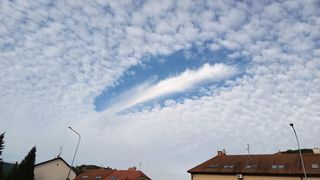 Nad Českem se objevily pozoruhodné díry v oblačnosti 