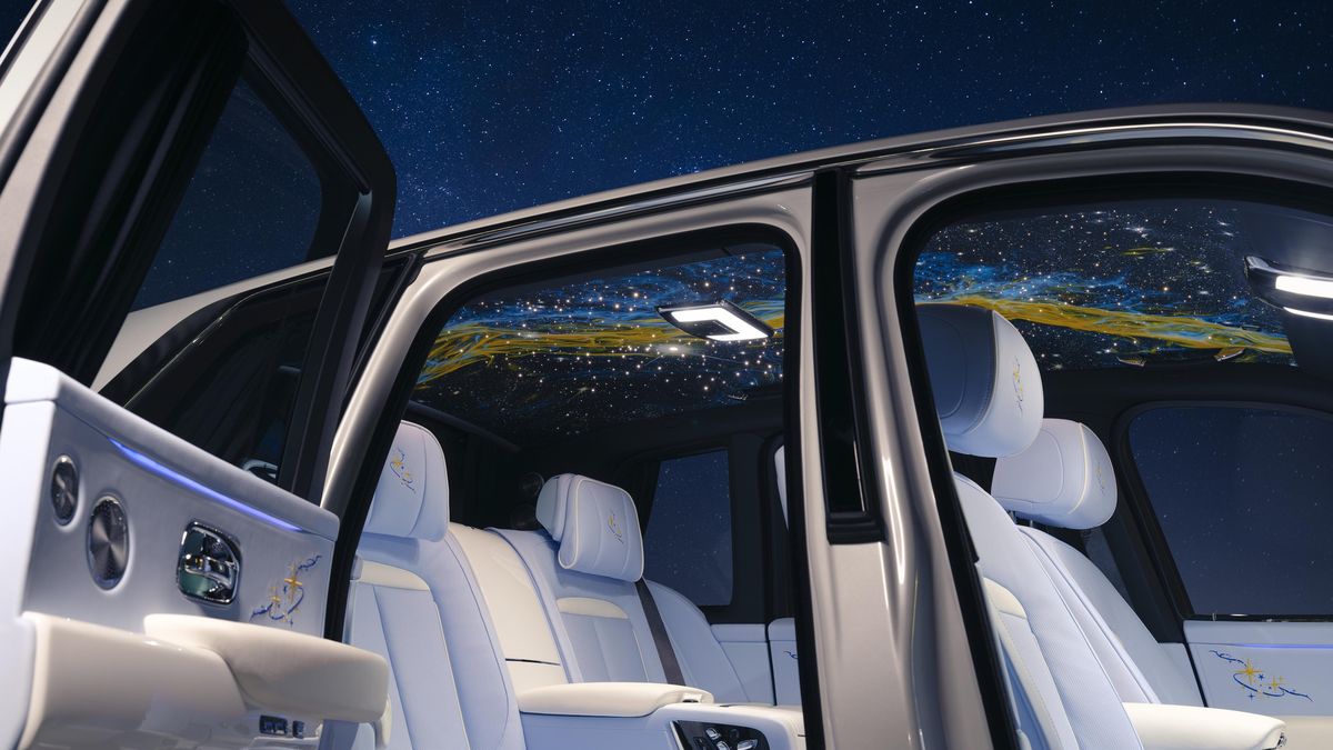 Speciální Rolls-Royce má vesmír na stropě, umělecké dílo zabralo 160 hodin