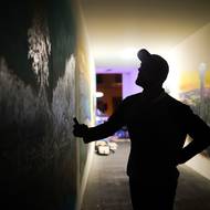 Martin Fendrych musel tvořit hlavně po nocích, hlavně kvůli klidu v centru osmitisícového města, který by ve vytíženém průchodu jinak neměl..