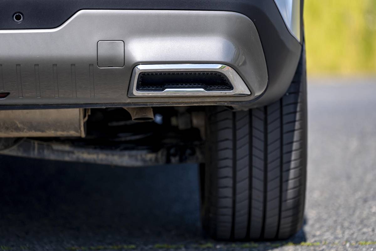 Koncovky výfuku jsou falešné.