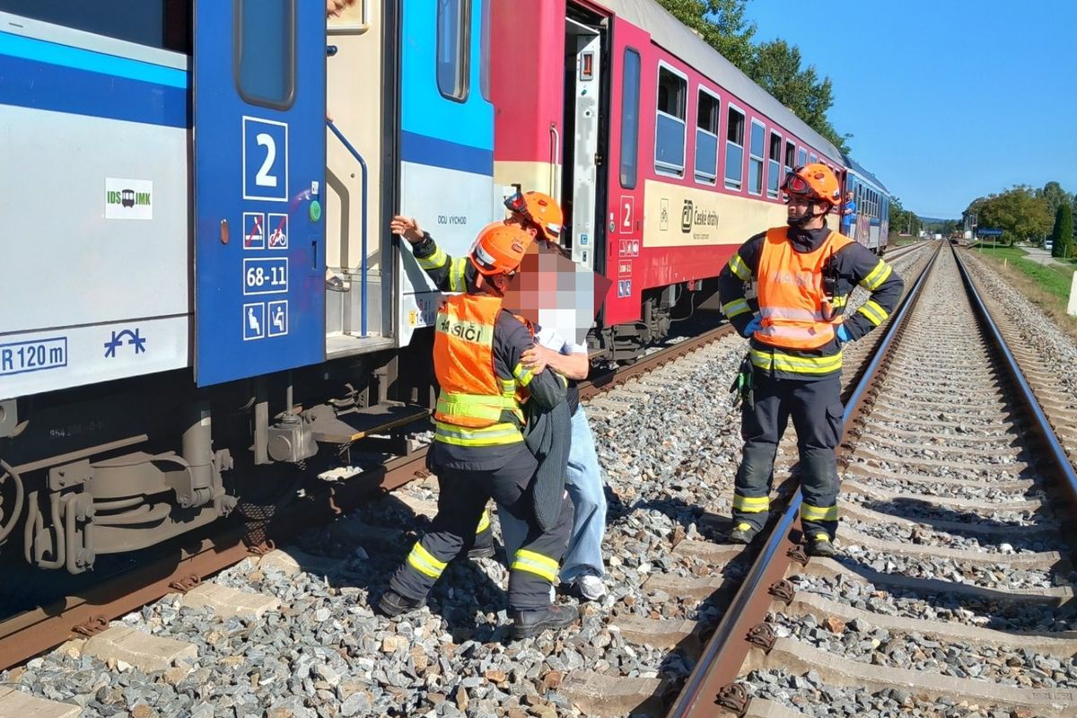 Vlak na Vyškovsku smetl auto na přejezdu, řidička zemřela