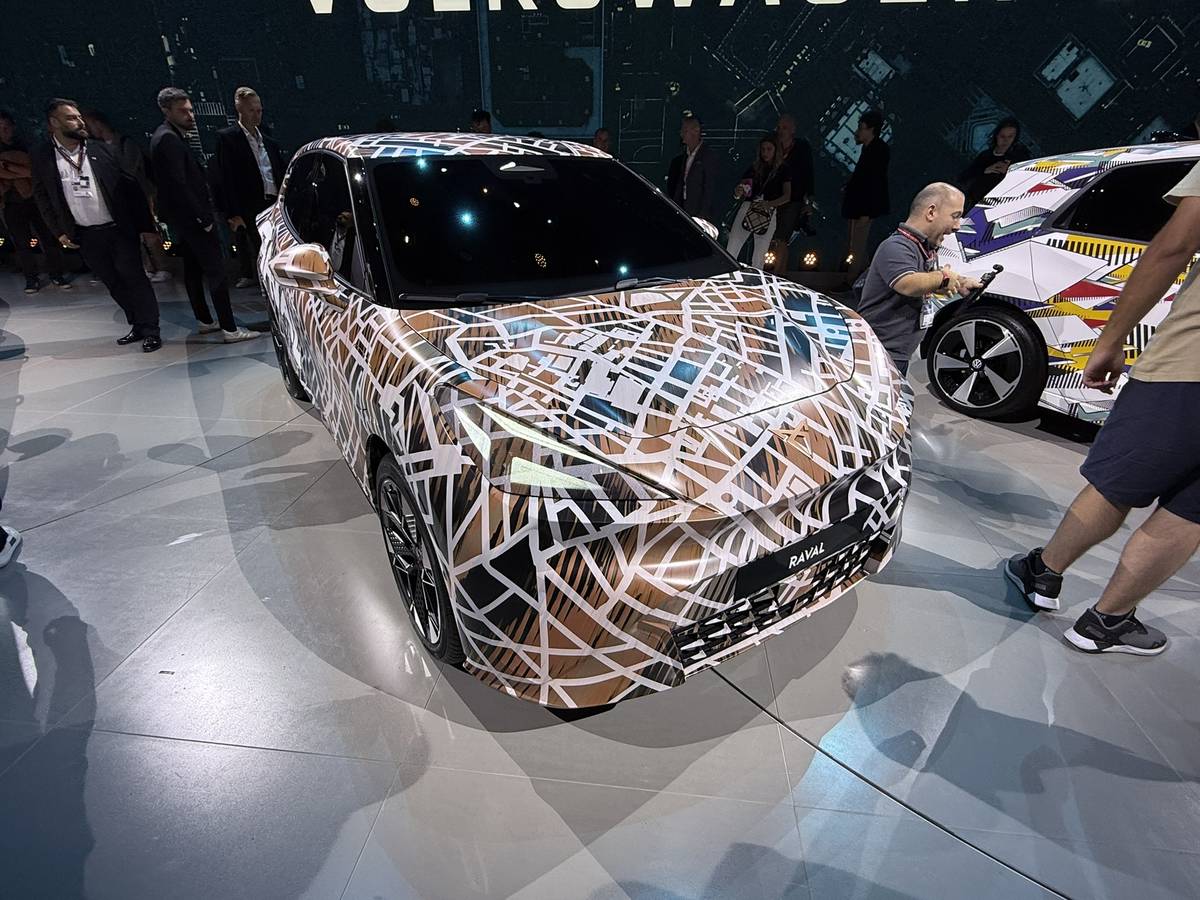 Ještě před oficiálním začátkem autosalonu jsme sledovali představení rodiny malých a dostupných elektromobilů koncernu Volkswagen, z nichž první uvedený bude hatchback Cupra Raval.