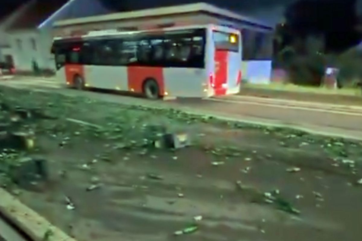 Strakonickou ulici v Praze zablokovalo vysypané pivo