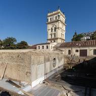 Věž Vinohradské vodárny i s podzemním vodojemem. Ten je aktuálně odkrytý. 