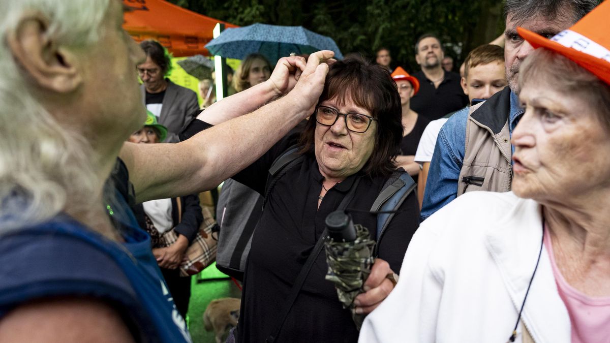 FOTO: Nadávky i facky. Na Fialově mítinku v Ústí bylo rušno
