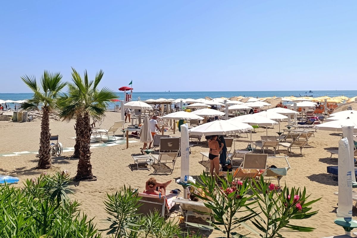 Bouřky až pět hodin nad stejným místem. Italské letovisko Bibione ochromily deště, z pláže se stala řeka