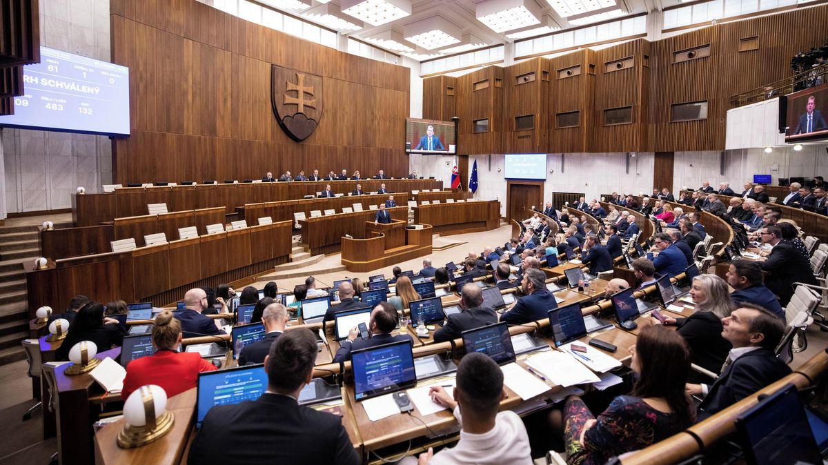 Zákaz nahrávání na mobily či povinný dress code. Slovenští poslanci mají nový jednací řád