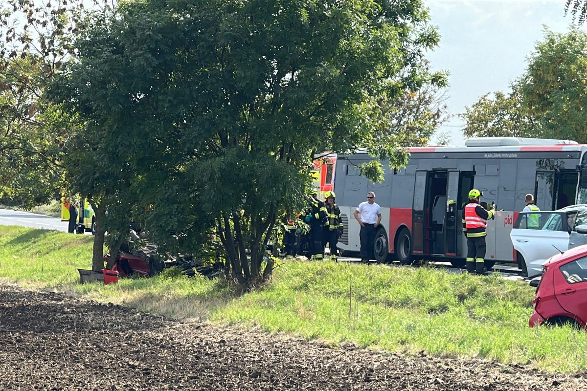 Vážná hromadná nehoda uzavřela silnici u Prahy