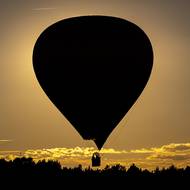 Nad Hradec se vzlétlo po páté odpoledne, takže se přistávalo za soumraku.