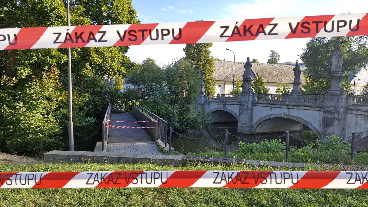 V historické části Žďáru nad Sázavou spadl strom a zranil cyklistu. Lávka pro pěší u barokního mostu je zavřená.