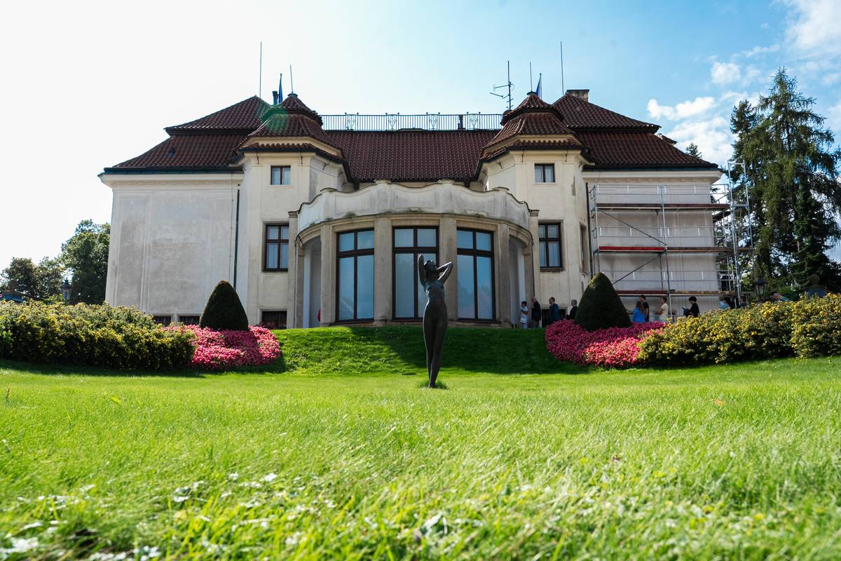 Kramář pozemek koupil v roce 1911 a se ženou se do vily nastěhovali v roce 1915. Nedlouho poté byl zatčen a uvězněn ve Vídni.