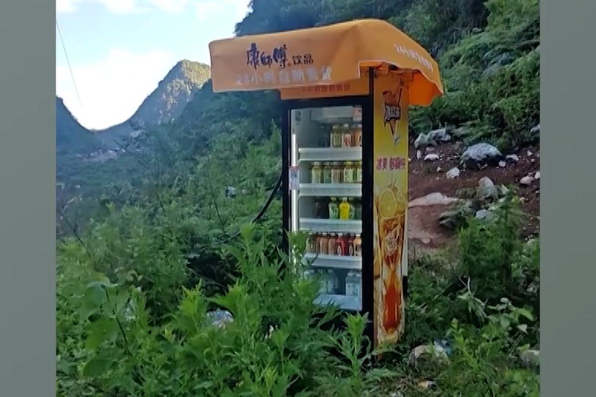 Uprostřed čínské divočiny stojí chladicí box s nápoji. Ceny jsou mírné