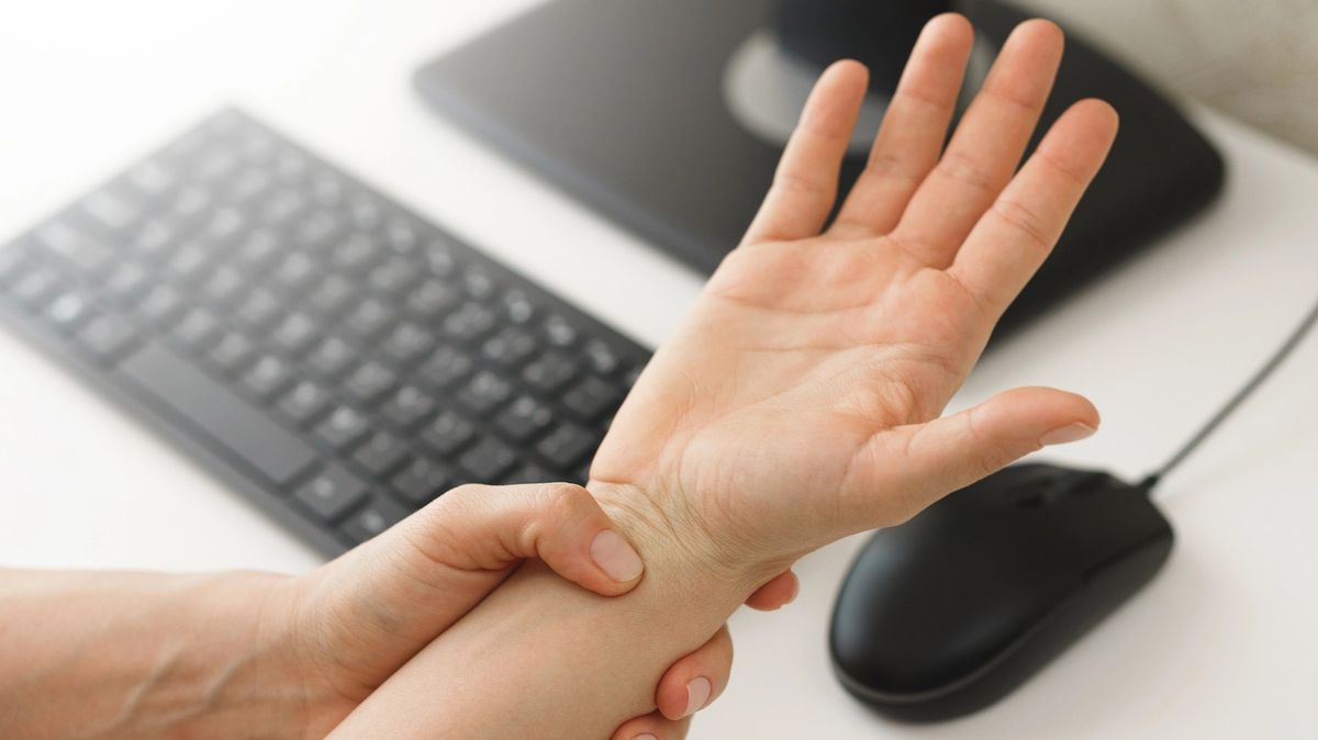 Syndrom karpálního tunelu lze řešit i správným postavením a sezením 