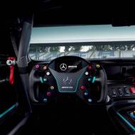 Závodní charakter vozu podtrhuje unikátně zpracovaná kabina.