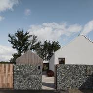 Při pohledu z ulice je jasné, že dům chrání soukromí majitelů. 