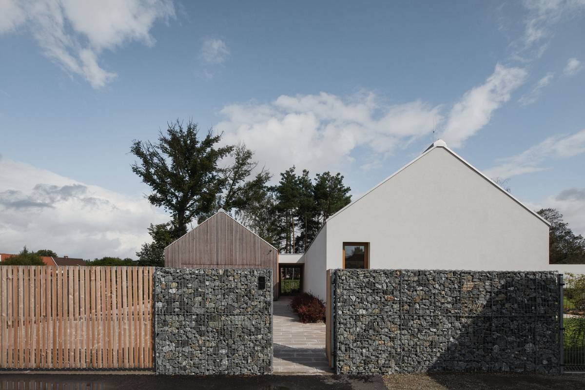 Při pohledu z ulice je jasné, že dům chrání soukromí majitelů.