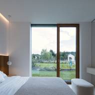 Ložnice je zařízena velmi nadčasově. 