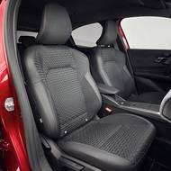 Přední sedadla mají dostatečné boční vidění a jsou i komfortní.