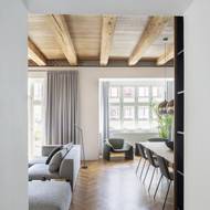 Prvkem, jenž určuje atmosféru celého bytu, je dřevěný strop v obývací části.