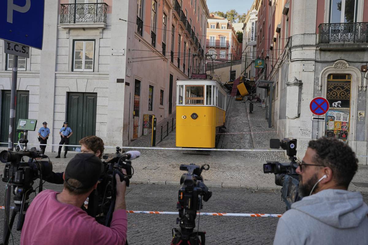 Havárie je v Portugalsku hlavním zprávou, vláda vyhlásila třídenní státní smutek. 