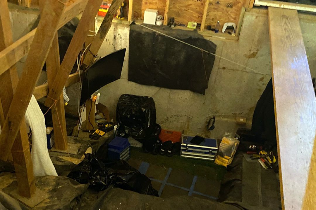 Příbytek vybavil postelí i televizí. Majitel domu, pod kterým bydlel, o tom neměl ponětí