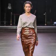 Kalfař klade důraz na ženskou siluetu.