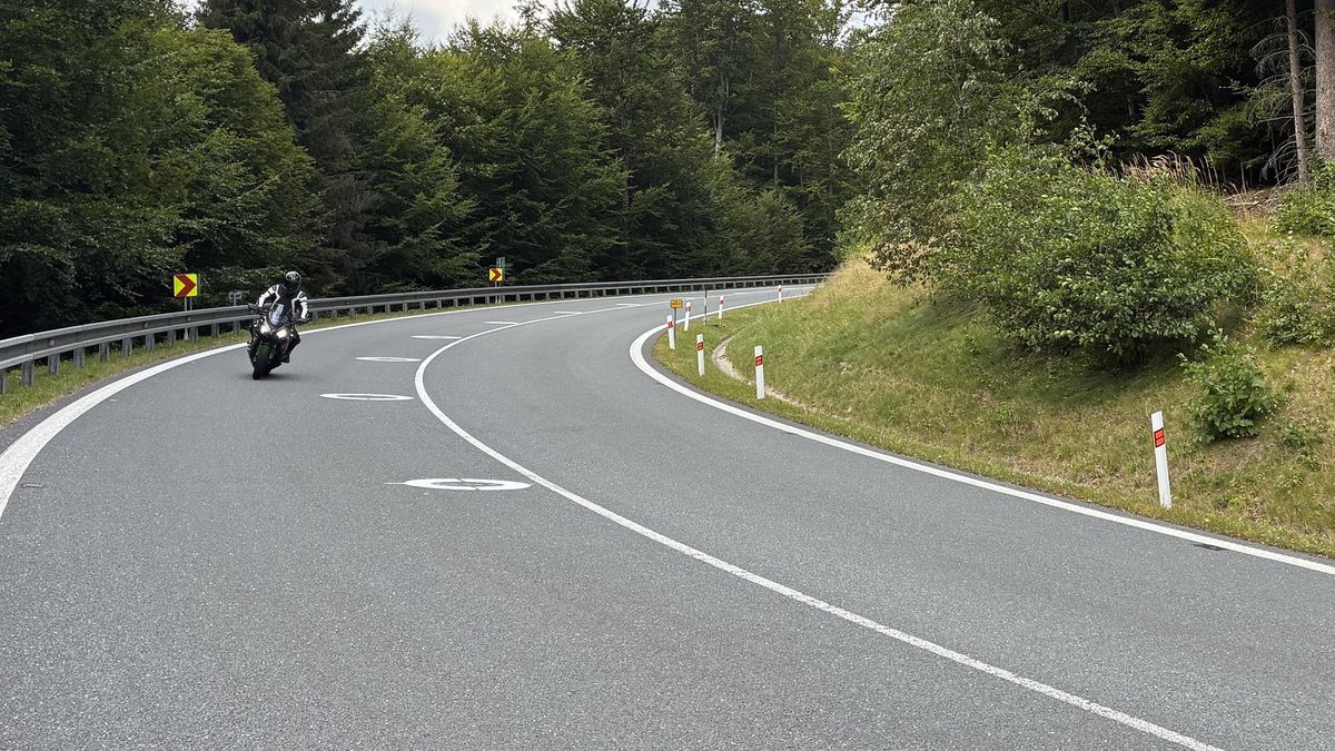 Na českých silnicích se objevují elipsy, jde o nové značení pro motorkáře