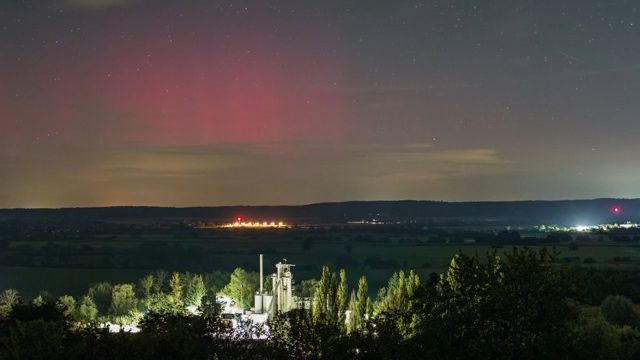Noční oblohu nad Českem zbarvila polární záře