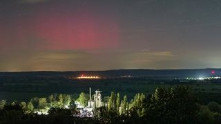 Noční oblohu nad Českem zbarvila polární záře 