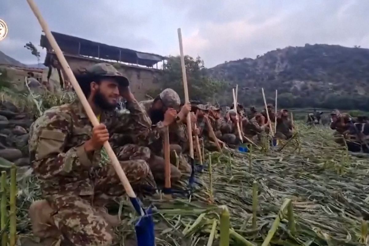 Přeživší po zemětřesení v Afghánistánu zachraňují výsadkáři, obětí je už přes 2200