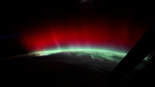 Astronaut ukázal světu úchvatné záběry červené polární záře