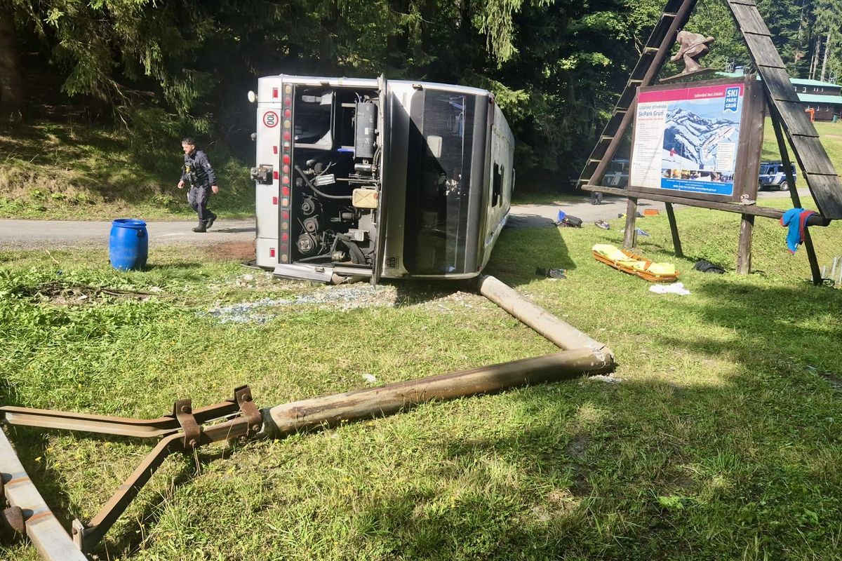 V Beskydech se převrátil autobus se studenty, několik jich je zraněných