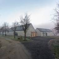 Při pohledu od příjezdové stavby vyniknou základní tvary staveb. 