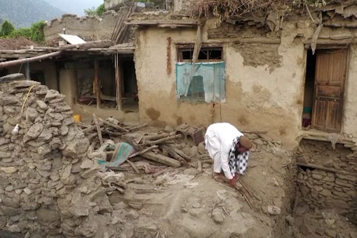 Lidé uvěznění v troskách, odříznuté vesnice, kolabující nemocnice. Den druhý po zemětřesení v Afghánistánu 