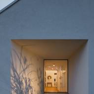 Zářez do fasády s oknem je působivým detailem, který vynikne zejména v podvečer. 