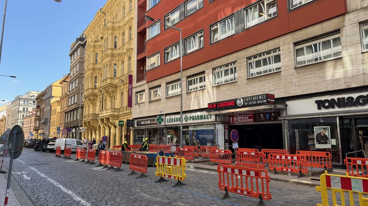 Tři dělníci v centru Prahy ztráceli vědomí po požití neznámé drogy