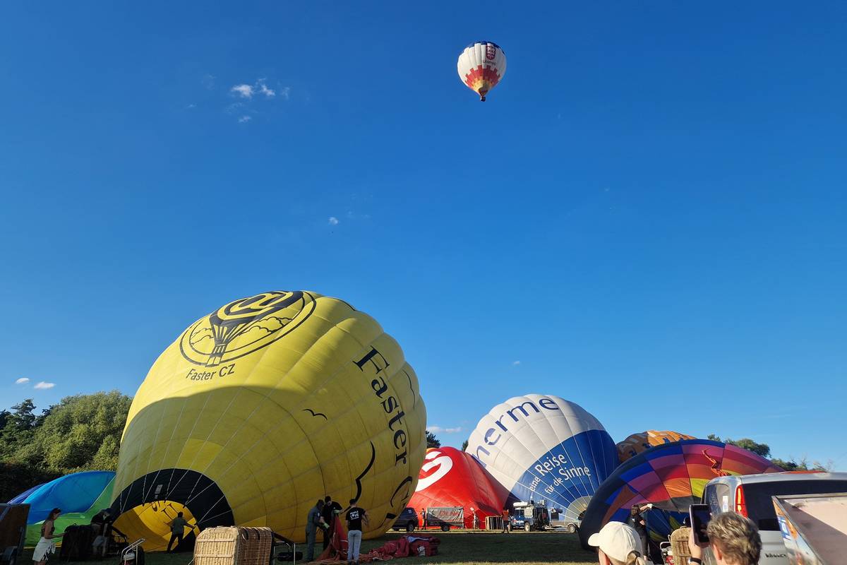 Balonová show se koná u příležitosti 800. výročí Hradce Králové.