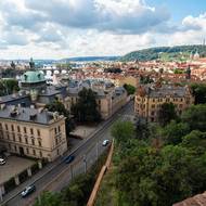 Do Strakovy akademie je to odsud co by kamenem dohodil.