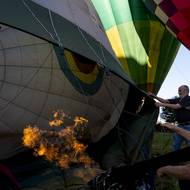 Klíčový okamžik každého letu. Bez horkého vzduchu by balon nevzlétl.