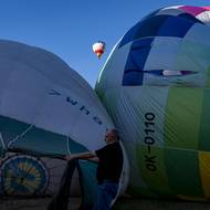 Na start celého zařízení je potřeba dost prostoru. Není divu, že se balony na okraji Hradce poněkud mačkaly.