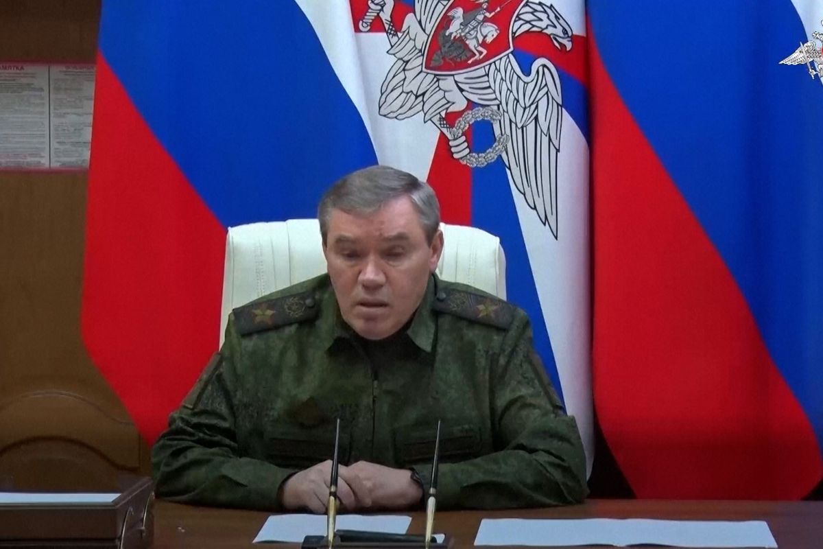 Rusko bude útočit i na podzim, řekl bez obalu Gerasimov. Mapa za ním vyvolala vlnu spekulací