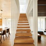 Architektům se podařilo schody skvěle sadit s interiérem. 