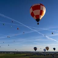 Čtvrteční starty jsou naplánované v okolí vodní nádrže Rozkoš. Největší akcí bude sobotní Velké balonové odpoledne v Hradci.