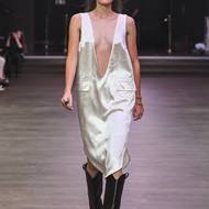 Odvážné šaty s výstřihem.