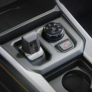 Bigster má odlišné provedení středového tunelu, technika je ale stejná.